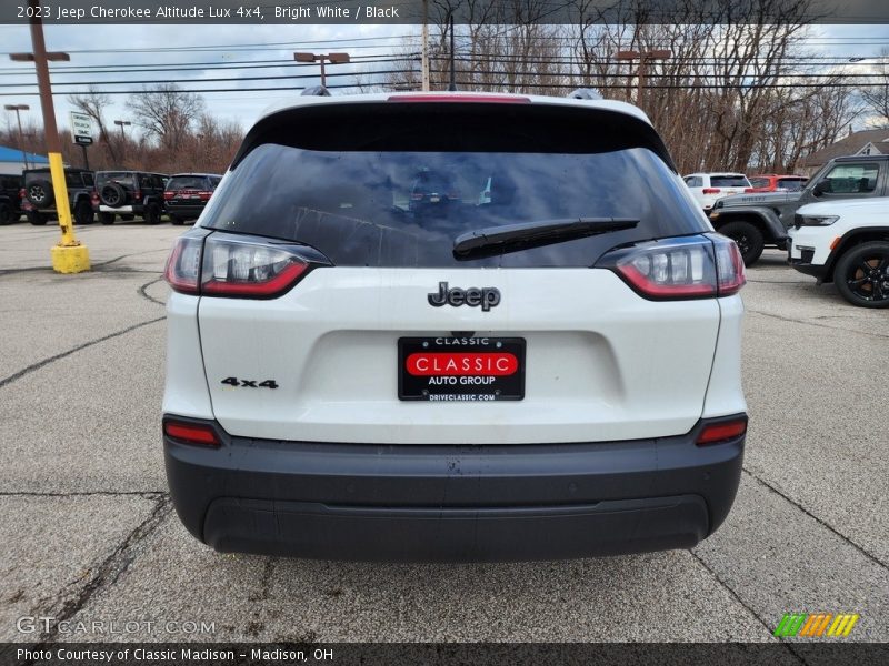 Bright White / Black 2023 Jeep Cherokee Altitude Lux 4x4