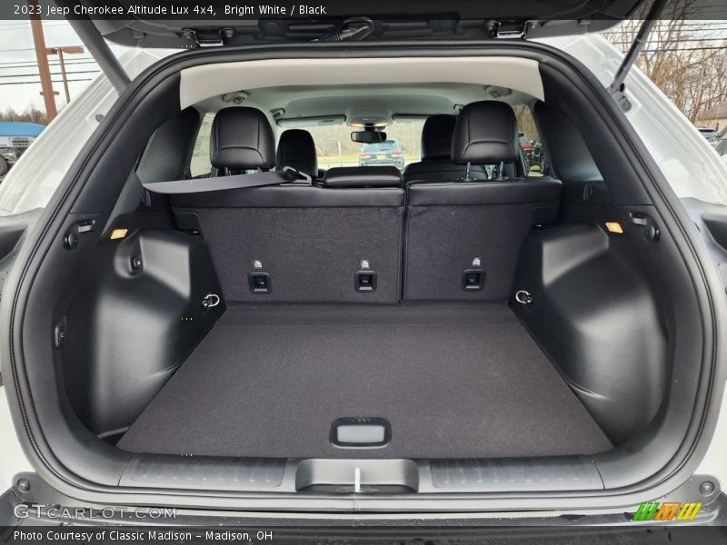  2023 Cherokee Altitude Lux 4x4 Trunk
