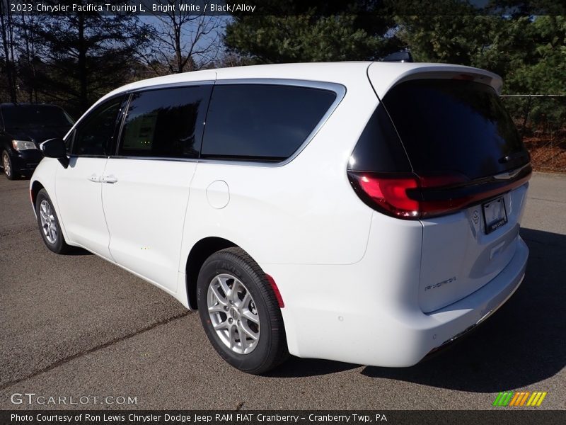 Bright White / Black/Alloy 2023 Chrysler Pacifica Touring L