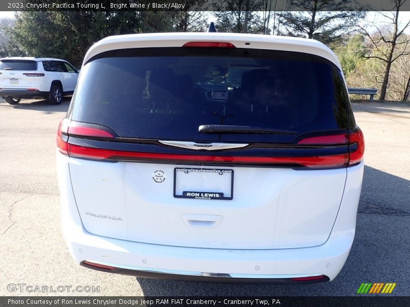 Bright White / Black/Alloy 2023 Chrysler Pacifica Touring L