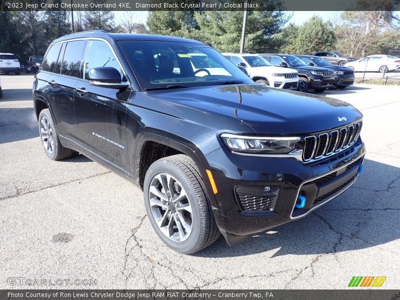Front 3/4 View of 2023 Grand Cherokee Overland 4XE
