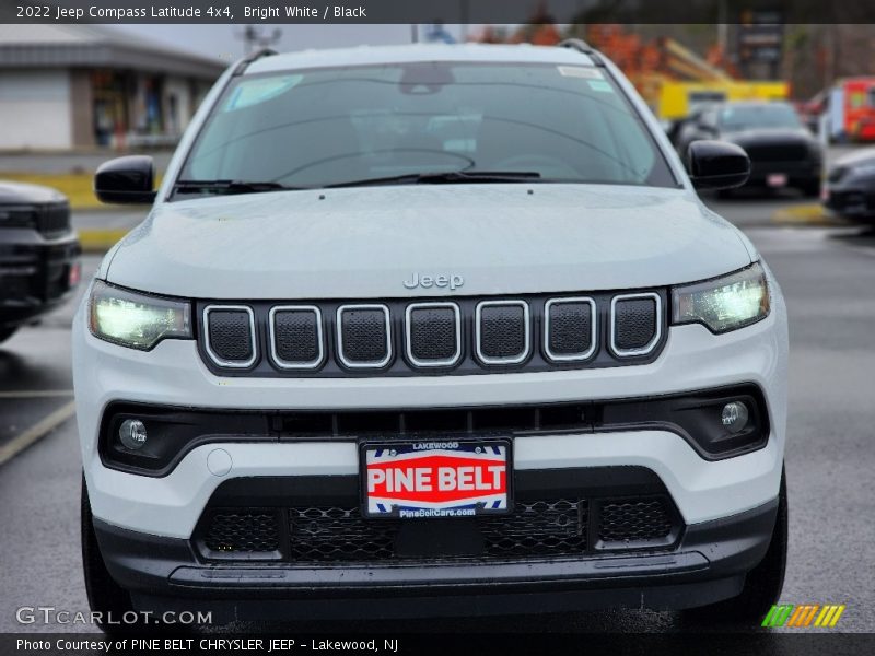 Bright White / Black 2022 Jeep Compass Latitude 4x4