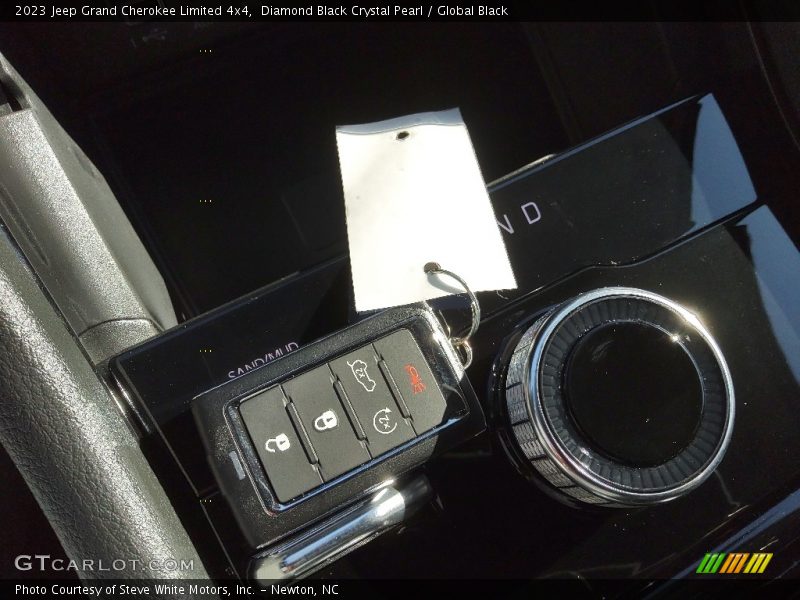 Diamond Black Crystal Pearl / Global Black 2023 Jeep Grand Cherokee Limited 4x4
