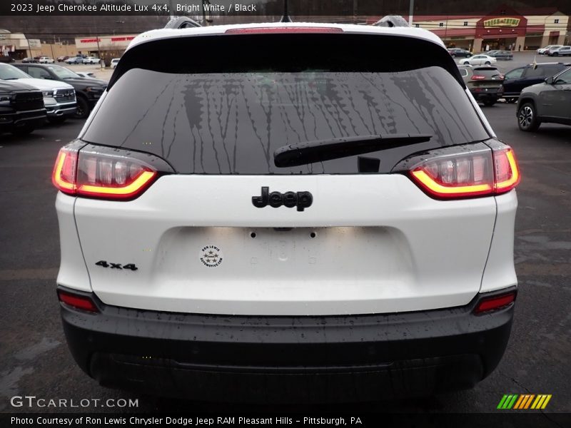 Bright White / Black 2023 Jeep Cherokee Altitude Lux 4x4