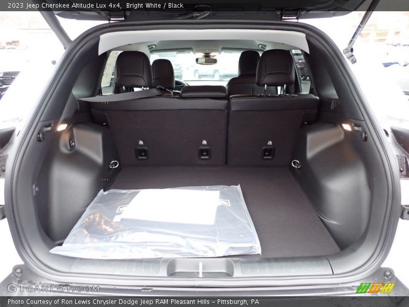 Bright White / Black 2023 Jeep Cherokee Altitude Lux 4x4
