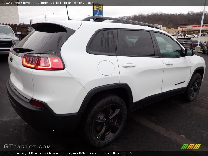 Bright White / Black 2023 Jeep Cherokee Altitude Lux 4x4