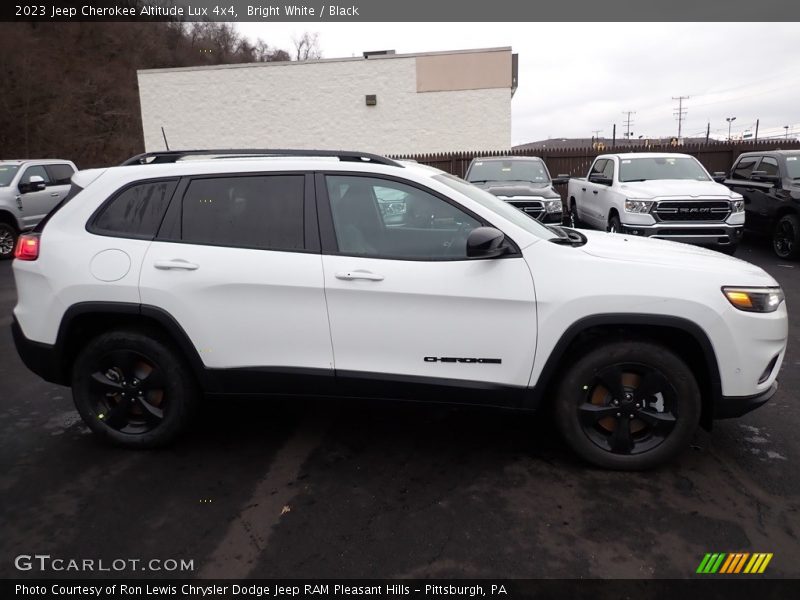 Bright White / Black 2023 Jeep Cherokee Altitude Lux 4x4