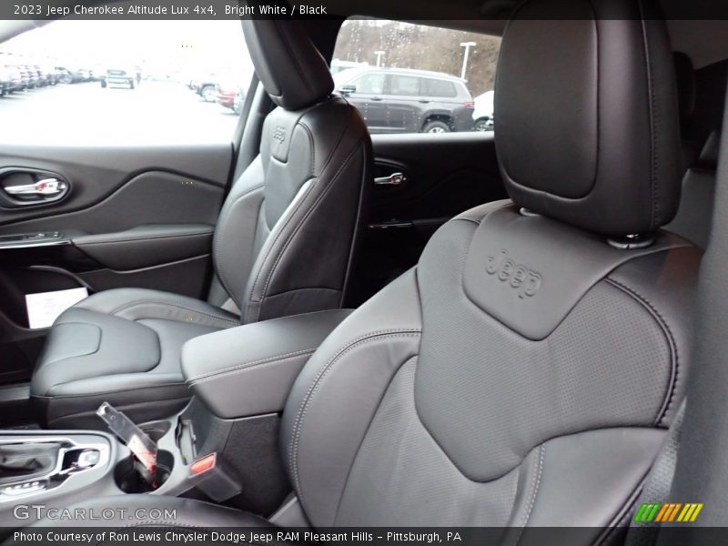 Bright White / Black 2023 Jeep Cherokee Altitude Lux 4x4