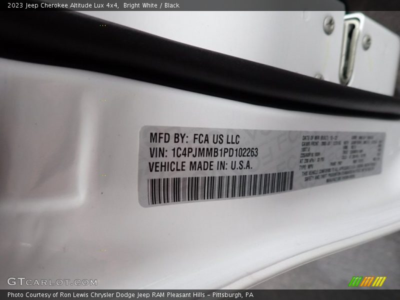 Bright White / Black 2023 Jeep Cherokee Altitude Lux 4x4