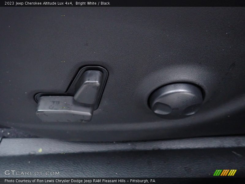 Bright White / Black 2023 Jeep Cherokee Altitude Lux 4x4