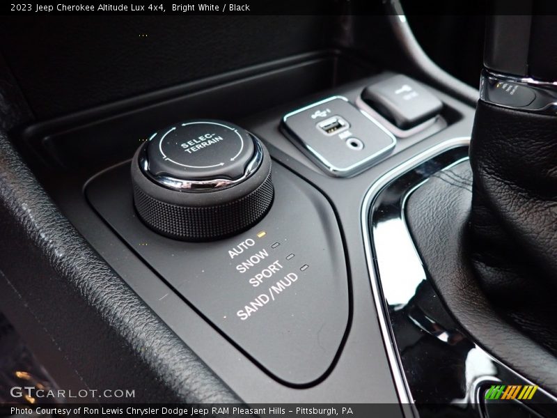Bright White / Black 2023 Jeep Cherokee Altitude Lux 4x4