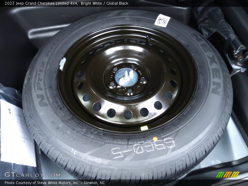 Bright White / Global Black 2023 Jeep Grand Cherokee Limited 4x4