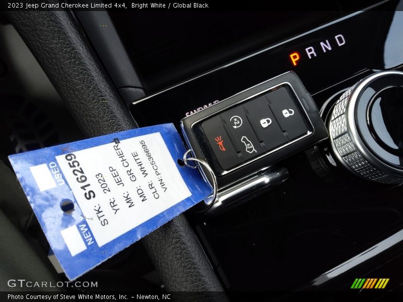 Bright White / Global Black 2023 Jeep Grand Cherokee Limited 4x4