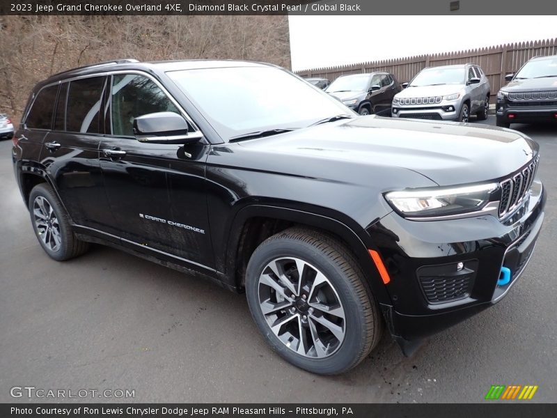 Front 3/4 View of 2023 Grand Cherokee Overland 4XE