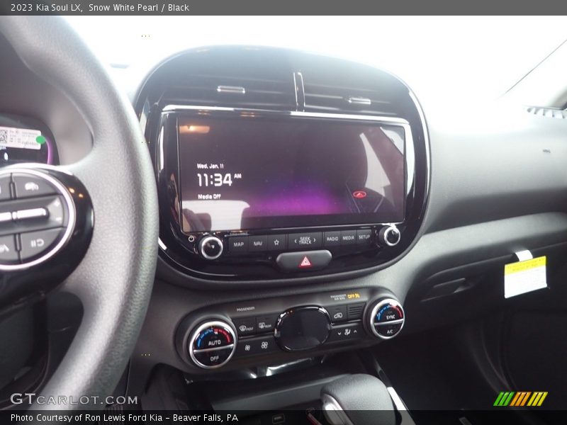 Snow White Pearl / Black 2023 Kia Soul LX