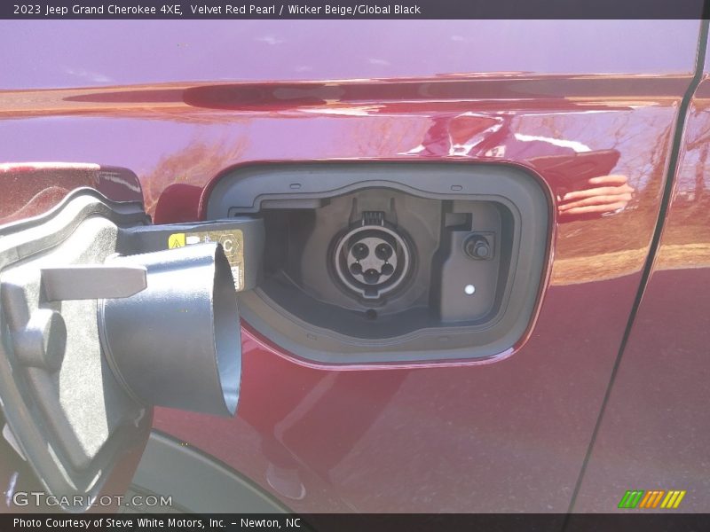 Velvet Red Pearl / Wicker Beige/Global Black 2023 Jeep Grand Cherokee 4XE