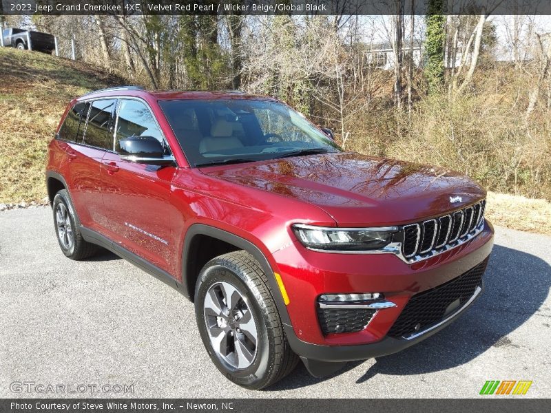 Front 3/4 View of 2023 Grand Cherokee 4XE