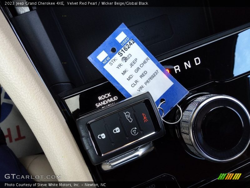 Velvet Red Pearl / Wicker Beige/Global Black 2023 Jeep Grand Cherokee 4XE