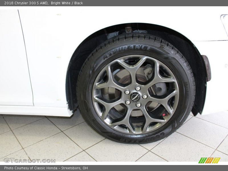 Bright White / Black 2018 Chrysler 300 S AWD