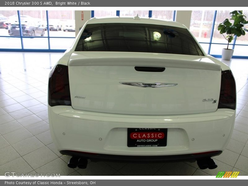 Bright White / Black 2018 Chrysler 300 S AWD