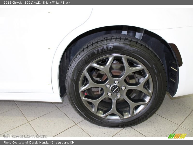 Bright White / Black 2018 Chrysler 300 S AWD