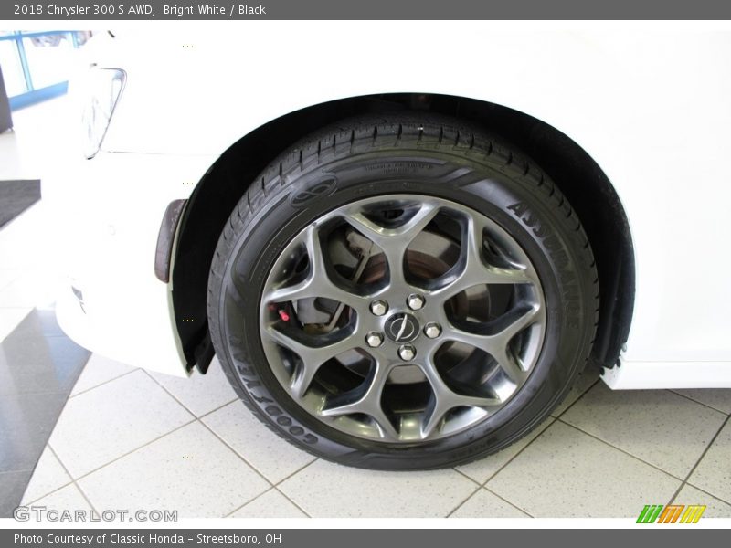 Bright White / Black 2018 Chrysler 300 S AWD