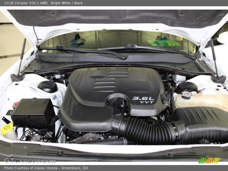 Bright White / Black 2018 Chrysler 300 S AWD