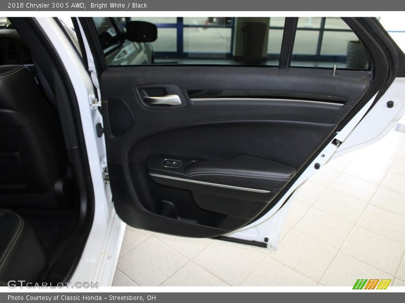 Bright White / Black 2018 Chrysler 300 S AWD