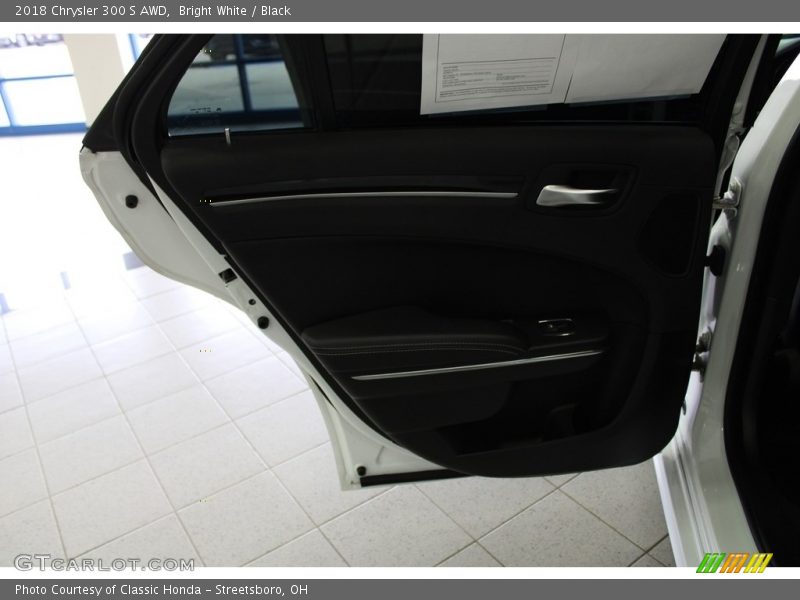 Bright White / Black 2018 Chrysler 300 S AWD