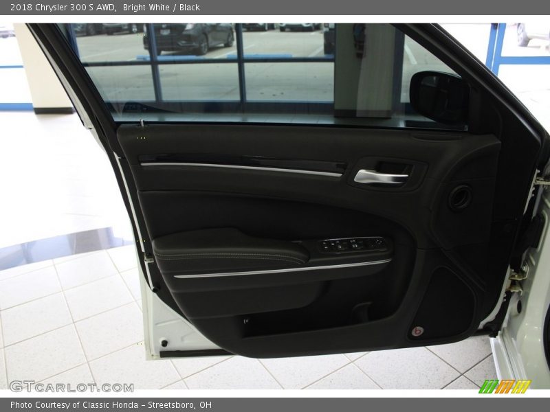 Bright White / Black 2018 Chrysler 300 S AWD