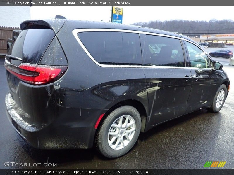 Brilliant Black Crystal Pearl / Black/Alloy 2023 Chrysler Pacifica Touring L