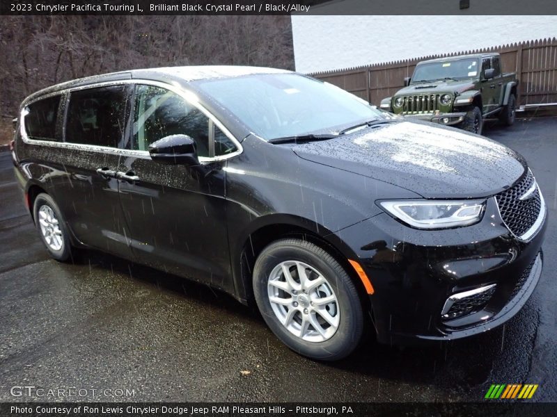 Front 3/4 View of 2023 Pacifica Touring L