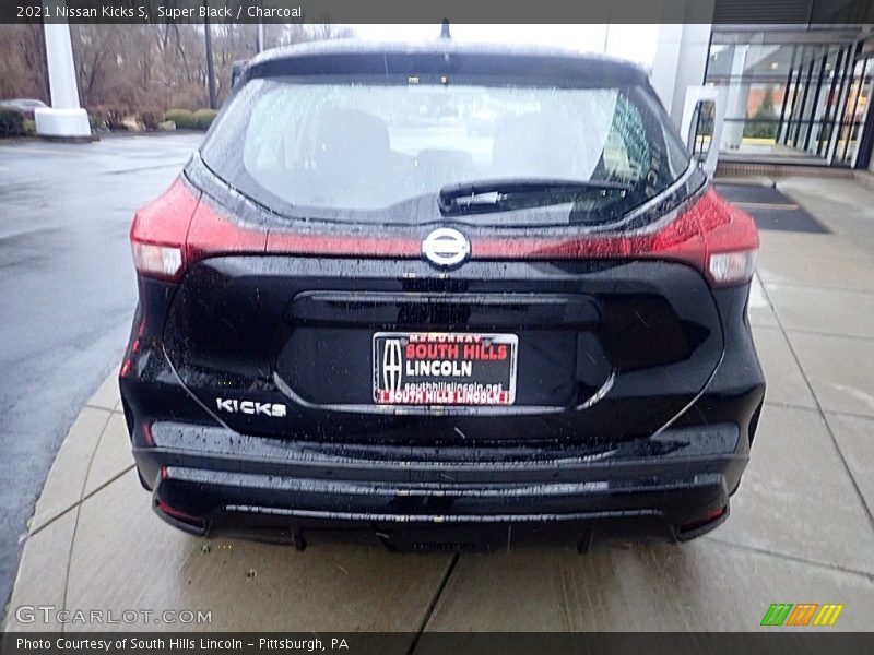 Super Black / Charcoal 2021 Nissan Kicks S