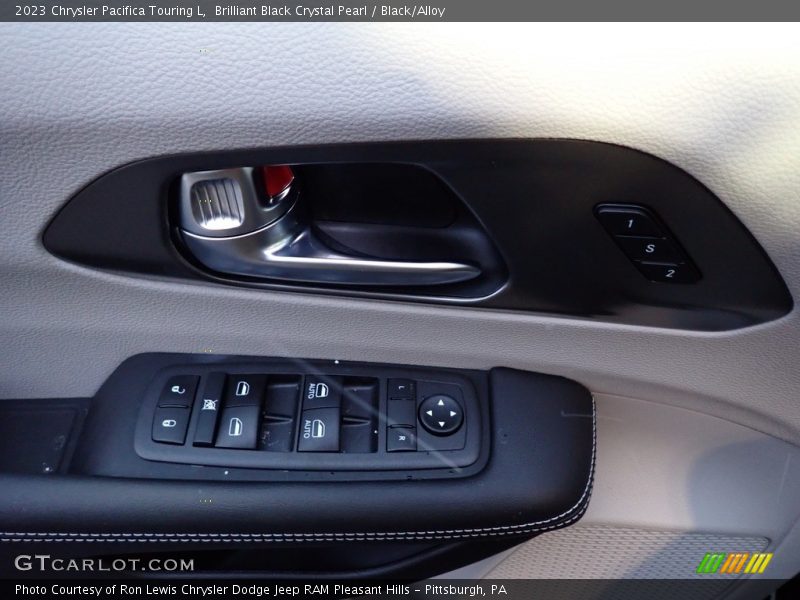 Brilliant Black Crystal Pearl / Black/Alloy 2023 Chrysler Pacifica Touring L