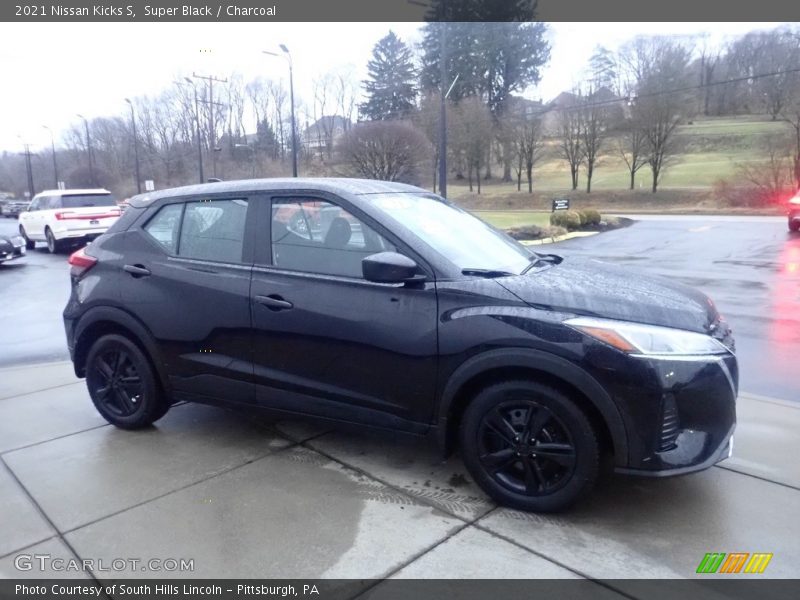 Super Black / Charcoal 2021 Nissan Kicks S