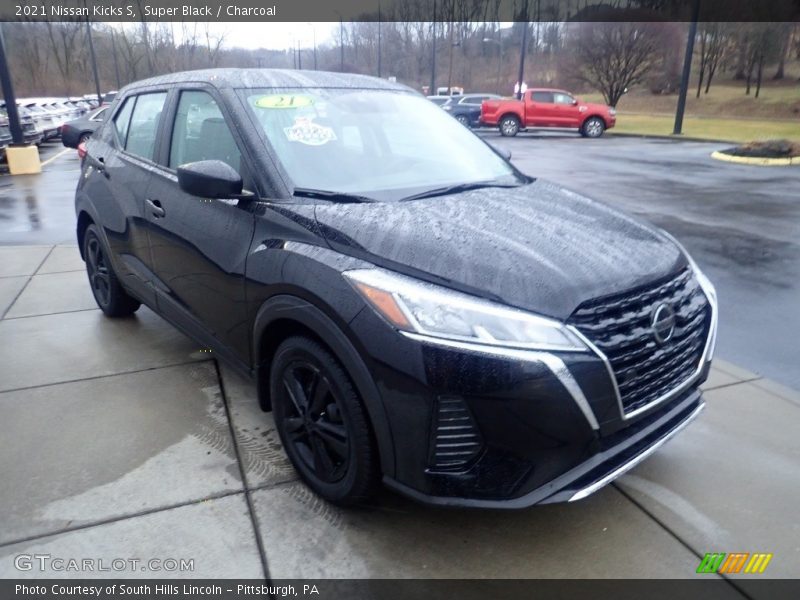 Super Black / Charcoal 2021 Nissan Kicks S