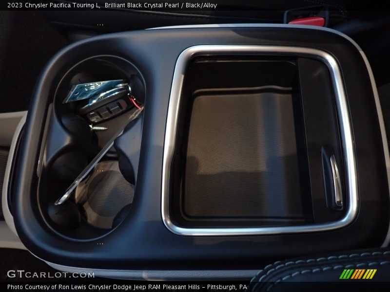 Brilliant Black Crystal Pearl / Black/Alloy 2023 Chrysler Pacifica Touring L