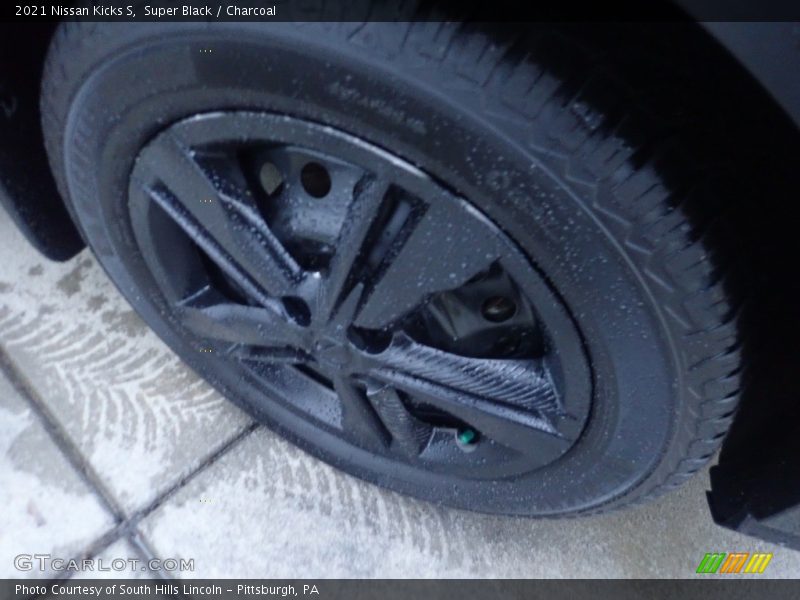 Super Black / Charcoal 2021 Nissan Kicks S