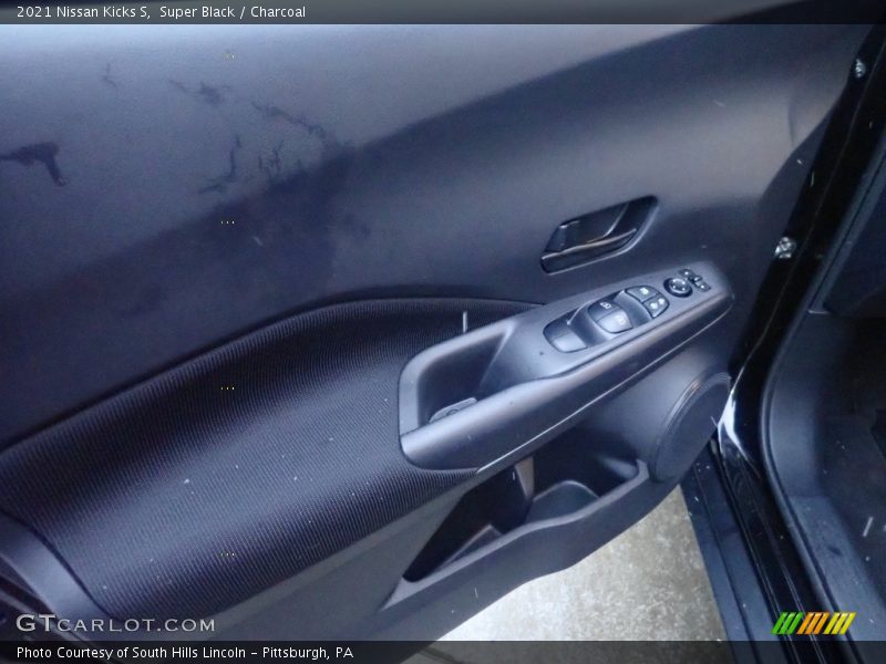 Super Black / Charcoal 2021 Nissan Kicks S