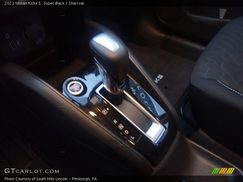 Super Black / Charcoal 2021 Nissan Kicks S