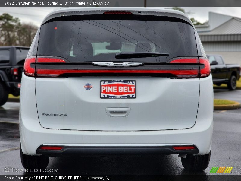 Bright White / Black/Alloy 2022 Chrysler Pacifica Touring L