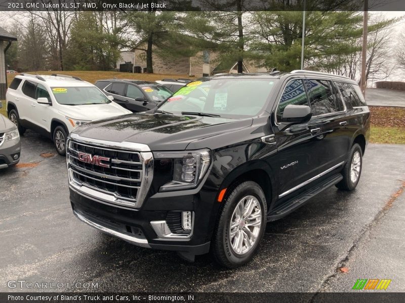 Front 3/4 View of 2021 Yukon XL SLT 4WD