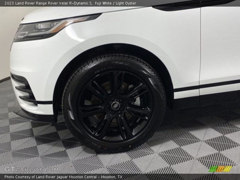 Fuji White / Light Oyster 2023 Land Rover Range Rover Velar R-Dynamic S