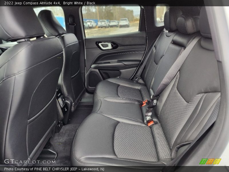Bright White / Black 2022 Jeep Compass Altitude 4x4