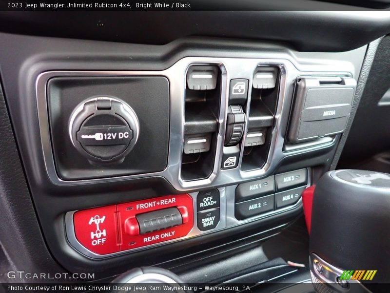 Bright White / Black 2023 Jeep Wrangler Unlimited Rubicon 4x4