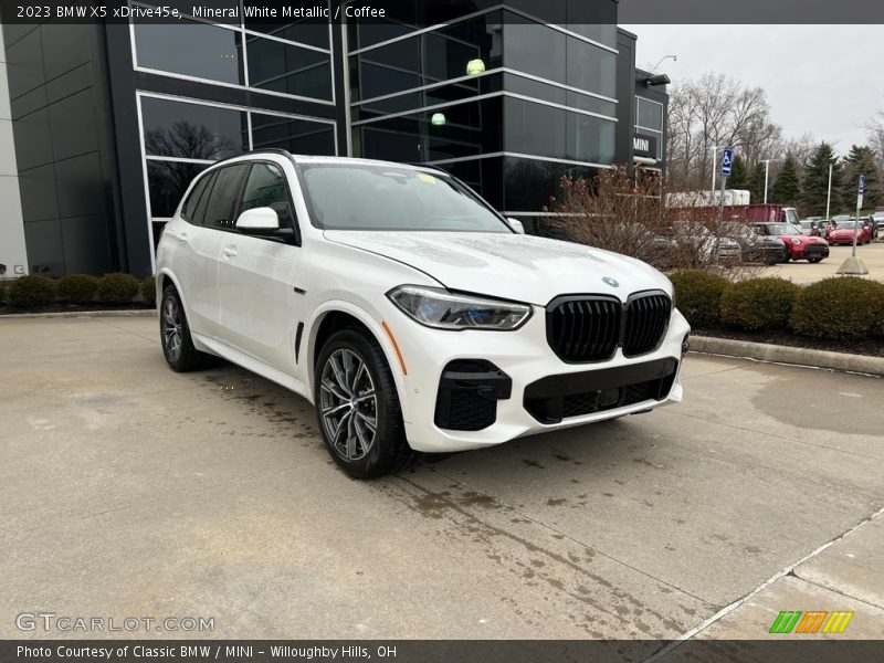  2023 X5 xDrive45e Mineral White Metallic