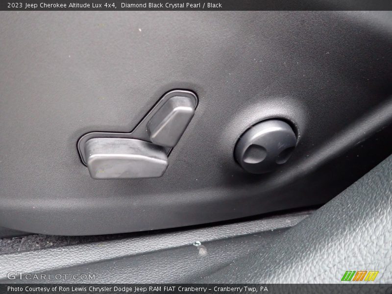 Diamond Black Crystal Pearl / Black 2023 Jeep Cherokee Altitude Lux 4x4