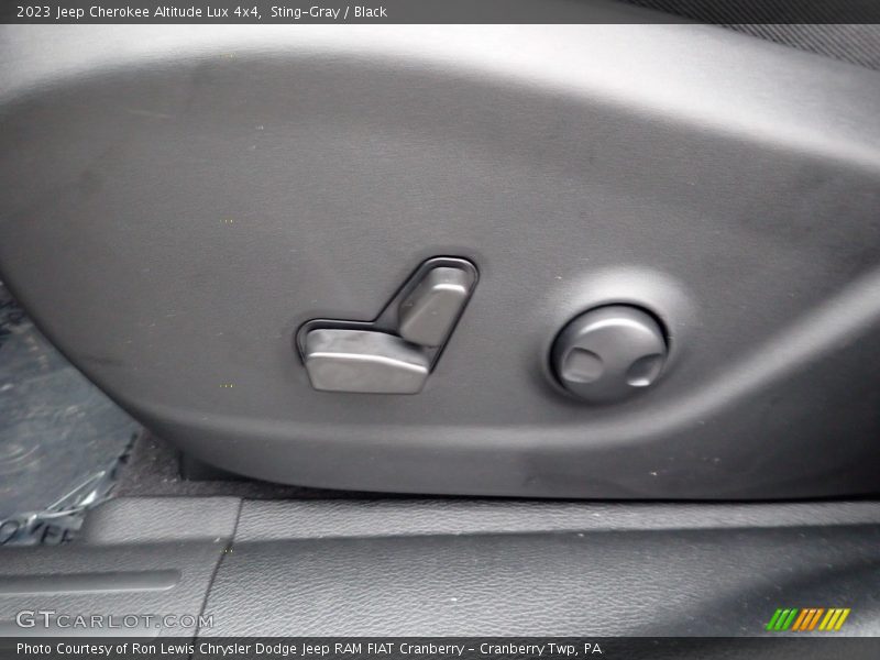 Sting-Gray / Black 2023 Jeep Cherokee Altitude Lux 4x4