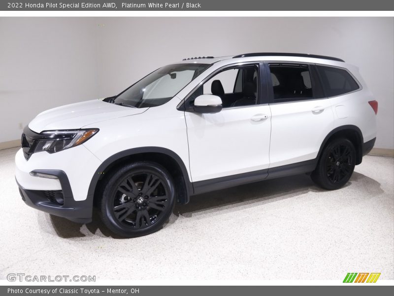Front 3/4 View of 2022 Pilot Special Edition AWD