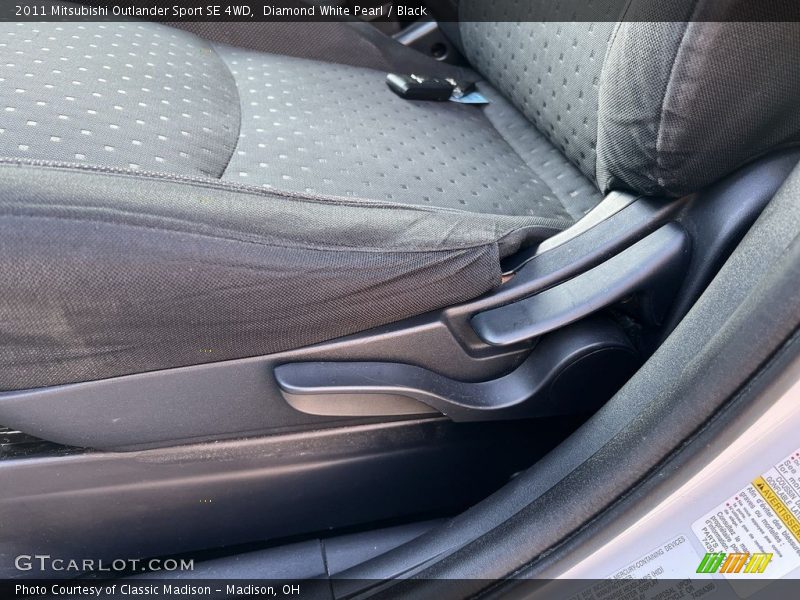 Diamond White Pearl / Black 2011 Mitsubishi Outlander Sport SE 4WD